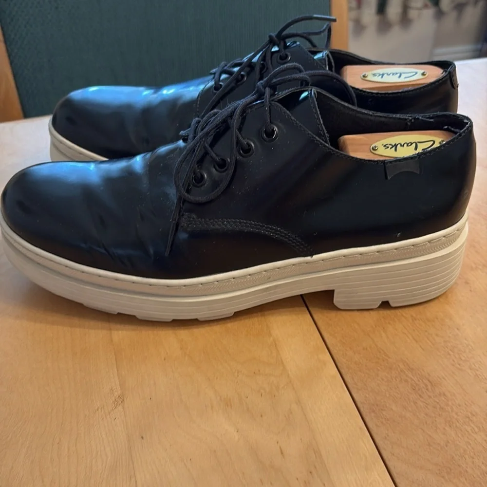 Camper Men’s Black Leather Oxfords w/Cream Rubber Outsoles. Size 41